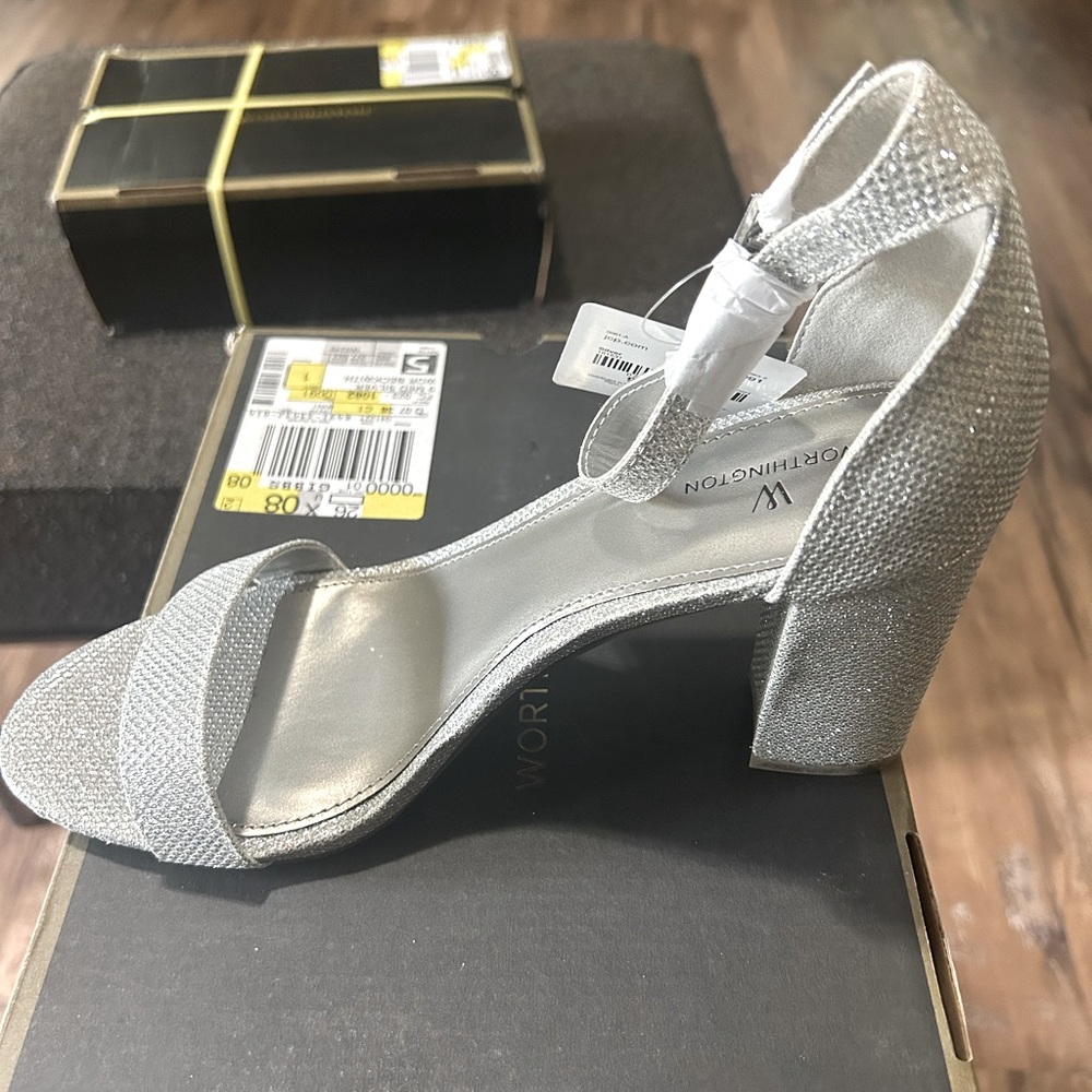 Size 9 Ladies Worthington Silver Shoes (Beckwith)